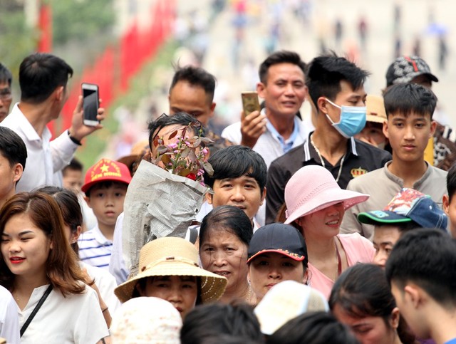 Nhiều người cho biết, dù đã tranh thủ hành hương lên Đền Hùng sớm 1 ngày nhưng không nghĩ rằng lượng người lại đông nghẹt thở.