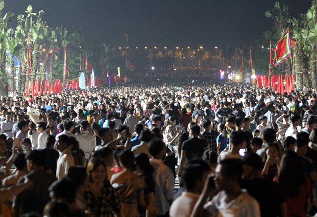 Quảng trường trước lối lên Đền Hùng lúc 21h đêm ngày 13/4 dòng người ùn ùn kéo đến khu di tích đông nghẹt thở. Theo nhiều du khách cho hay, chưa năm nào chứng kiến cảnh đông đúc như Lễ hội năm nay.