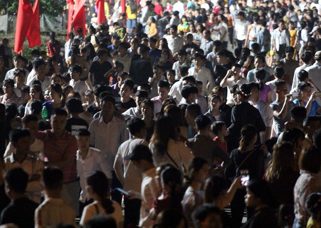 Cảnh tượng người dân đứng chen chúc nhau dưới quảng trường lối lên núi Nghĩa Lĩnh lúc hơn 21h đêm.