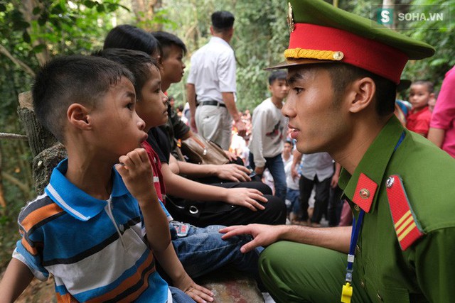 Hai cậu bé 6 và 7 tuổi được một chiến sĩ cảnh sát phát hiện lạc cha mẹ giữa đường lên núi thậm chí còn sợ hãi, hoảng loạn tới mức không nhớ nổi tên đầy đủ của cha mẹ, số điện thoại hay quê quán ở đâu. Mọi trẻ nhỏ bị lạc đều được đưa về Nhà phát thanh Đền Hùng tại chân núi Nghĩa Lĩnh để hỗ trợ tìm người thân. (ảnh: Soha.vn).