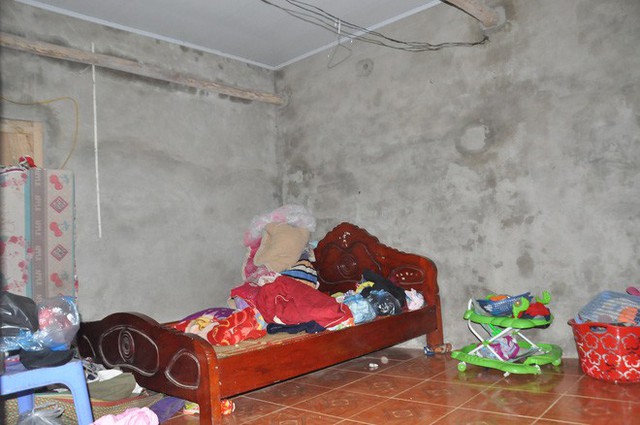 
Bên trong căn phòng rộng 6m2 của vợ chồng anh Việt chẳng có đồ đạc gì giá trị ngoài chiếc giường và tủ quần áo.
