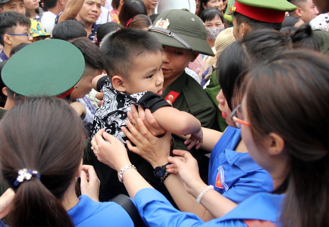 Trẻ nhỏ phải chịu trận trong dòng người đông nghẹt thở, trước tình cảnh này lực lượng chức năng đã giải cứu nhiều trẻ nhỏ khỏi đám đông.