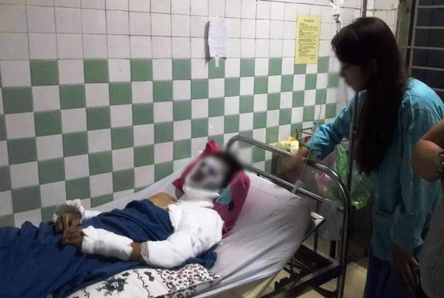 
Chị Ngọc Trâm chăm sóc bạn trai Duy Nghiêm ở bệnh viện. Ảnh: D.T.
