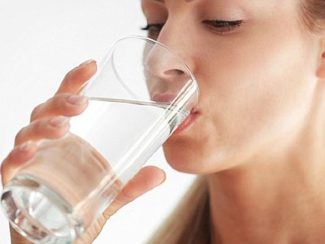 Uống nhiều nước thực sự có thể kiềm chế cảm giác buồn tiểu do việc làm này khiến nước tiểu loãng, ít tác động tới bàng quang.