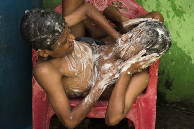 
Shivanath và Shivram thường tắm vào mỗi buổi sáng và chải tóc cho nhau. Ảnh: Facebook.

