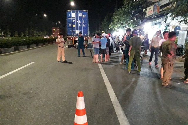 
Vụ tai nạn xảy ra tại cao tốc mỹ Phước &ndash; T&acirc;n Vạn khiến một người tử vong tại chỗ. Ảnh Đ&igrave;nh Trọng
