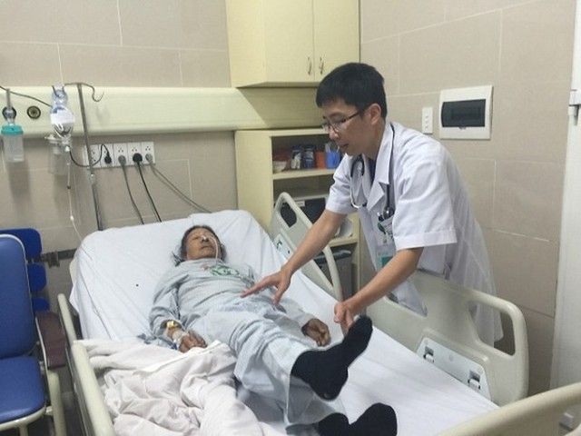 PGS.TS Mai Duy Tôn - chuyên gia về đột quỵ - kiểm tra sức khoẻ một bệnh nhân tại khoa Cấp cứu, Bệnh viện Bạch Mai