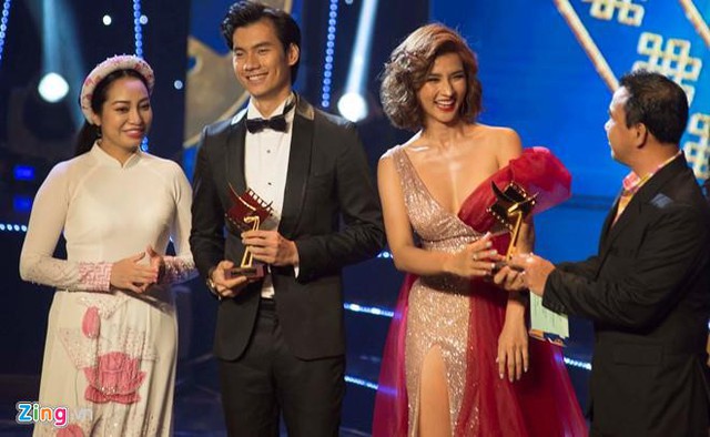 
Kim Tuyến gợi cảm khi nhận giải C&aacute;nh Diều V&agrave;ng 2018.
