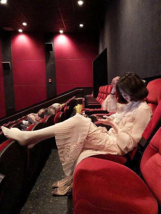 
Hình ảnh một cô nàng xinh đẹp đang gác chân lên ghế trong rạp chiếu phim gây xôn xao MXH
