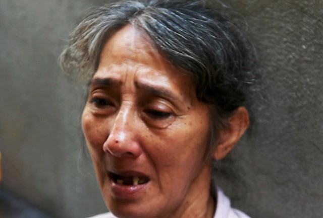 Bà Nguyễn Thị Huy (63 tuổi, ngụ phường Lê Hồng Phong) ngồi thẫn thờ bên góc nhà trước cái chết đột ngột của con trai. Ảnh: Minh Hoàng.