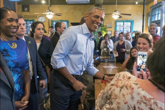 
Ông Obama tạo dáng chụp ảnh trong một chiến dịch cho ứng cử viên đảng Dân chủ, Thống đốc bang Illinois, J.B. Pritzker, tại Caffe Paradis trong khuôn viên Đại học Illinois ở Urbana. Ảnh: AP.
