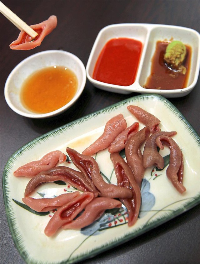 
Tại Hàn Quốc, cá có thể được ăn sống bằng cách rửa sạch, thái lát, chấm với muối và dầu mè hoặc ăn chín bằng cách xào với các loại rau.
