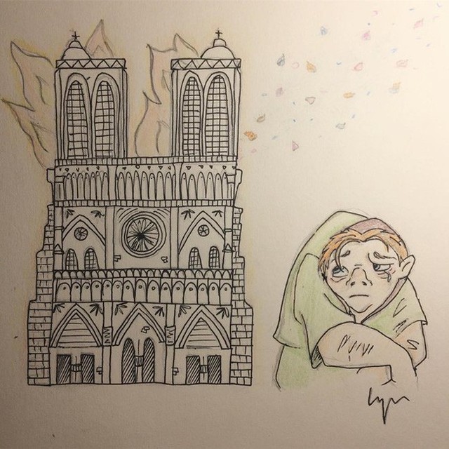 Quasimodo là một thằng gù xấu xí, mồ côi, được người ta đưa về nuôi và trở thành người đánh chuông cho nhà thờ.
