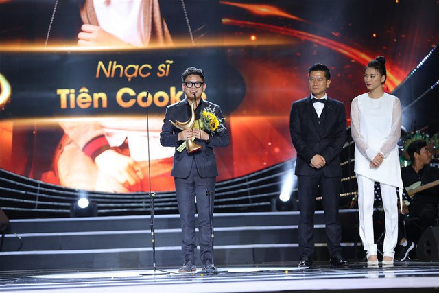 
Một đại diện của nhạc sĩ Tiên Cookie lên nhận giải thưởng thay cho chủ nhân
