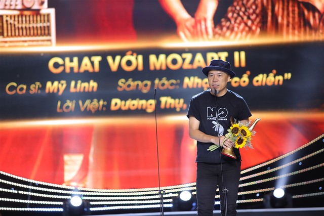 Nhạc sĩ Huy Tuấn lên nhận giải thưởng thay ca sĩ Mỹ Linh