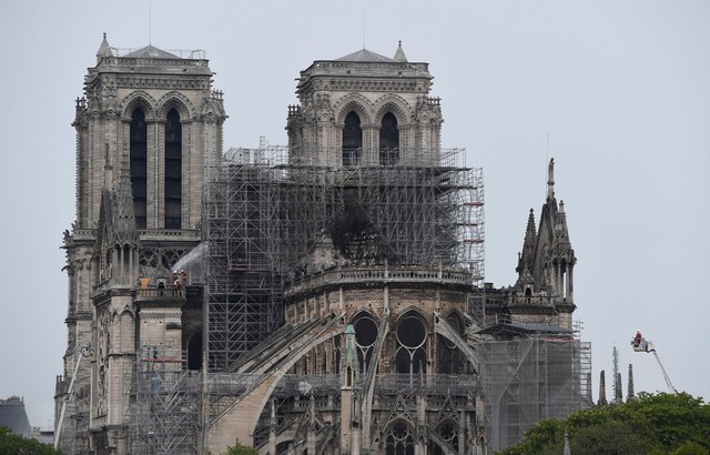 
Đám cháy tại Nhà thờ Đức Bà ở Thủ đô Paris, Pháp đã được dập tắt hoàn toàn ngày 16/4/2019. Ảnh: AFP
