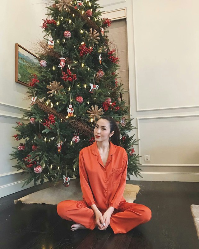 Tăng Thanh Hà đăng tải không nhiều ảnh đời thường trên trang cá nhân. Thế nên cứ mỗi khi chia sẻ khoảnh khắc thường nhật, Hà Tăng lại nhận cơn mưa lời khen từ dân mạng. Những lúc người đẹp để mặt mộc diện pyjama thế này đủ hớp hồn công chúng.