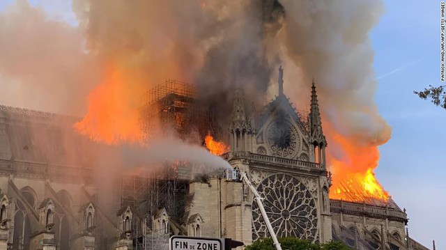 Vụ cháy Nhà thờ Đức Bà ở Paris đã khiến thế giới rúng động.