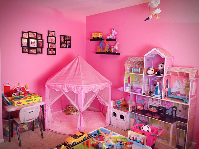 
Mơ ước có một căn phòng màu hồng xinh xắn từ lúc còn bé, nhưng phải tới khi sinh con gái đầu lòng, chị Sophia Lê Phạm (hiện sống tại Denver, Mỹ) mới hiện thực hóa được mong muốn đó. Chị và ông xã đã cải tạo phòng ngủ không dùng đến thành phòng chơi sắc màu kẹo ngọt cho bé Bunny.
