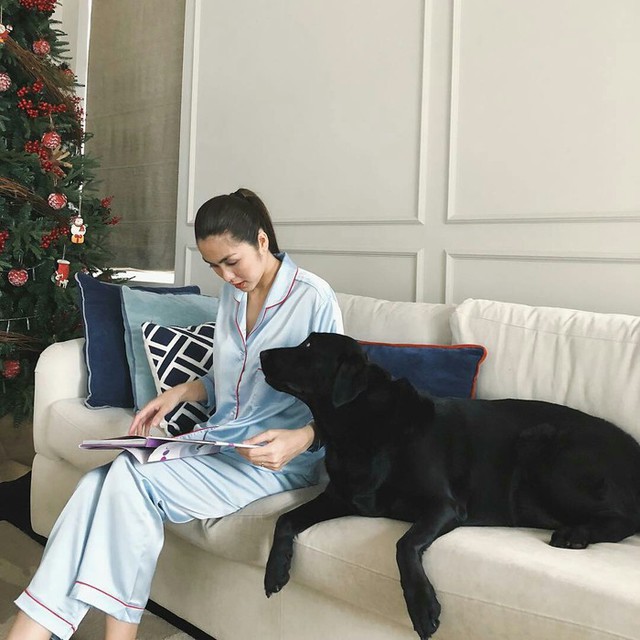 Hay chỉ đơn giản là ngồi đọc tạp chí trên ghế sofa bên cạnh thú cưng, Hà Tăng cũng toát lên sức hút khó cưỡng.