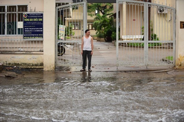 Nước ngập trước trường Đại học Văn Hóa TP.HCM