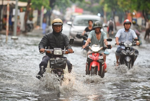 Phương tiện di chuyển khó khăn trên đường sau cơn mưa