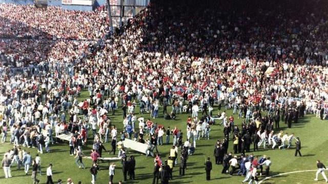 Đám đông chen lấn đến chết trên sân vận động Hillsborough năm 1989