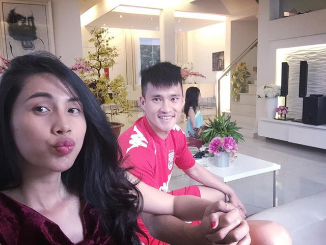 Thủy Tiên - Công Vinh luôn xứng đôi với nhau dù không cần khoác lên người những bộ đồ đắt tiền, sang trọng.