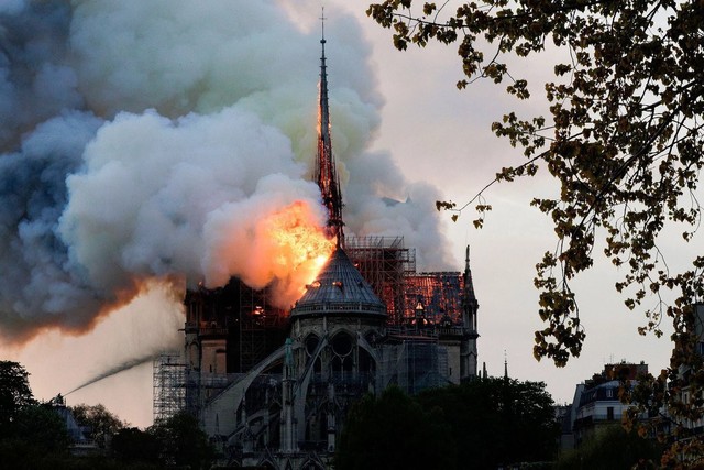 Nhà thờ Đức Bà Paris bị cháy vào tối ngày 15/4/2019