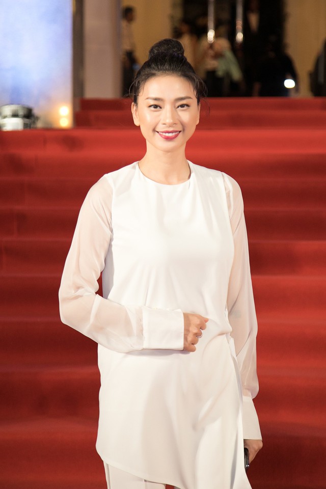 Đạo diễn, diễn viên Ngô Thanh Vân giản dị trong sắc trắng 