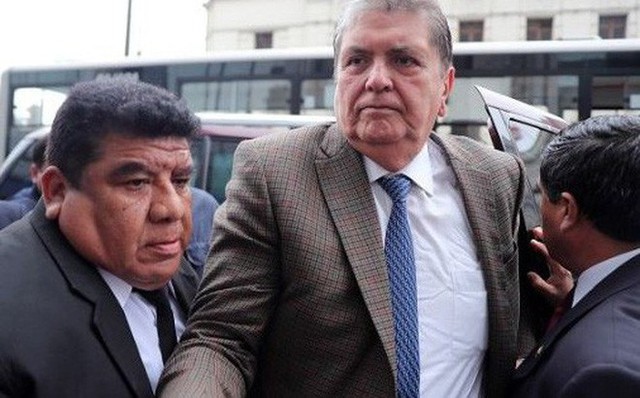 Cựu Tổng thống Peru Alan Garcia tự sát trước khi bị cảnh sát bắt giữ. Ảnh: EFE