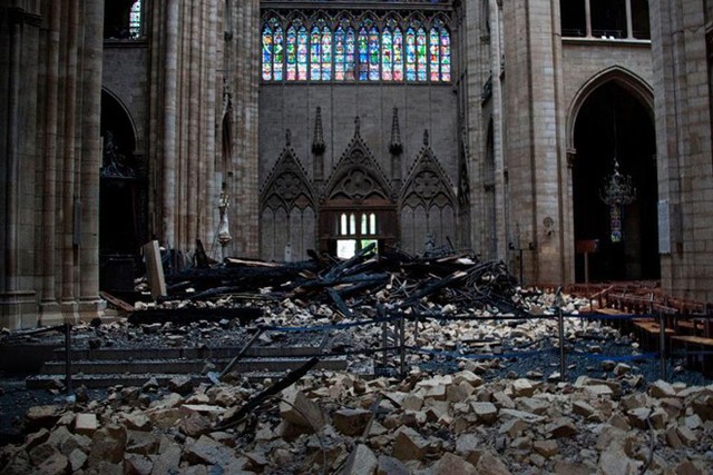 Tổng thống Pháp Emmanuel Macron tuyên bố sẽ xây dựng lại Nhà thờ Đức Bà trong vòng 5 năm. Ảnh: Getty.