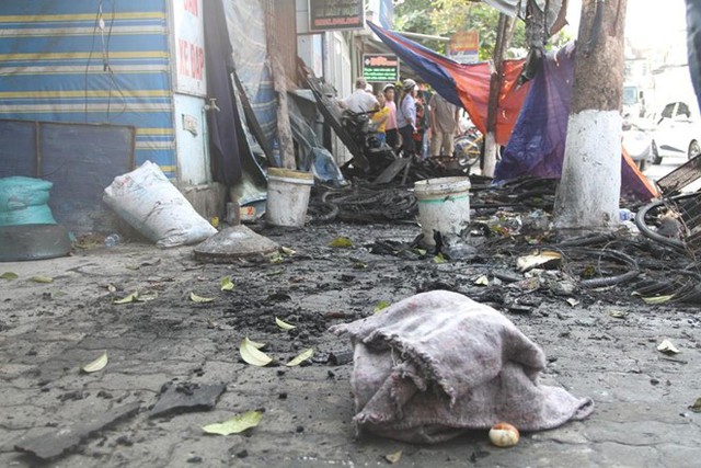 
Hỏa hoạn thiêu rụi cửa hàng xe máy điện khiến 3 người tử vong. Ảnh: Điền Quang.
