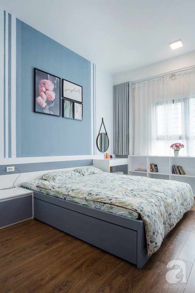 
Phòng ngủ được ốp sàn gỗ ấm cúng. Không gian thiết kế gọn đẹp với điểm nhấn từ màu sơn xanh bình yên trên tường đầu giường.
