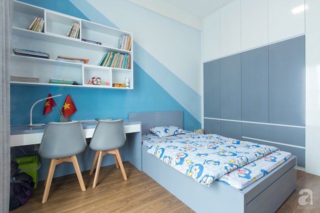 
Không gian gọn nhẹ với giường nhỏ và tủ đựng đồ đặt sát tường.
