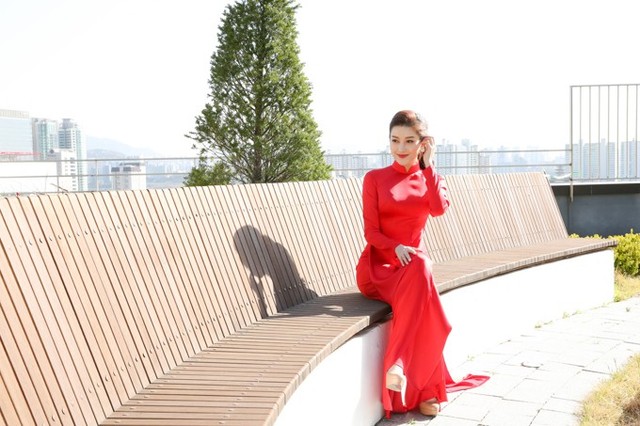 Trong chuyến công tác ở Hàn Quốc, Huyền My chọn áo dài truyền thống màu đỏ nổi bật khi dự sự kiện giao lưu với giới doanh nhân.