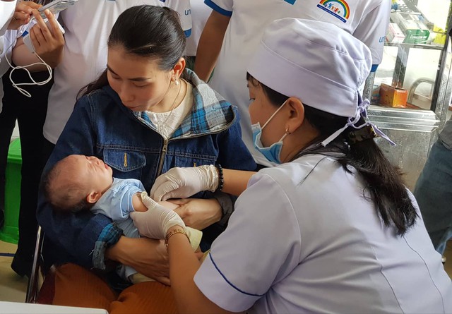 
Tiêm vaccine miễn phí cho trẻ em tại xã Tượng Sơn, huyện Thạch Hà, Hà Tĩnh. Ảnh: Võ Thu
