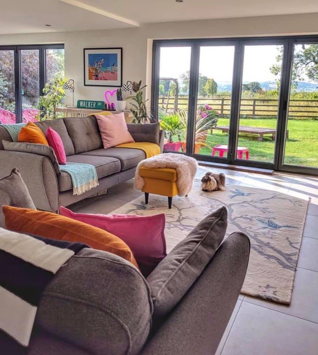 
Phòng khách với bộ sofa gam màu trung tính kết hợp gối dựa màu sắc khiến không gian trở nên sinh động.
