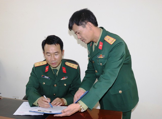 Trung tá Trần Văn Phú - Tiểu đoàn trưởng (trái) kiểm tra kế hoạch công tác của cấp dưới - (Ảnh: HM)