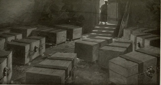 Những chiếc hộp gỗ dùng để giam cầm phạm nhân ở Mông Cổ đầu thế kỷ 20.
