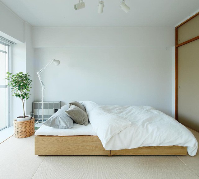 
Phong cách tối giản vẫn có thể tạo nên một phòng ngủ đầy ấn tượng, thư thái và dễ chịu cho mọi người khi sử dụng.
