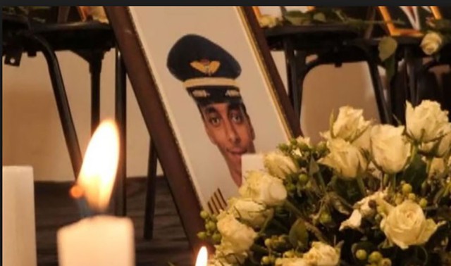 Hình ảnh tưởng niệm cơ trưởng Yared Getachew. (Ảnh: Sky News)