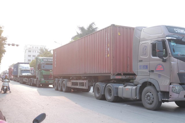 Xe lớn kéo dài trên đoạn quốc lộ 5 hướng Hà Nội - Hải Phòng gây khó khăn cho việc di chuyển của người tham gia giao thông.
