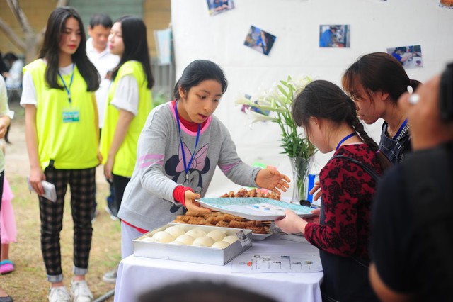 Với trẻ tự kỷ, trẻ chậm phát triển trí não, việc tập cho các bé tương tác, phối hợp hoạt động nhóm là vô cùng khó. Tuy nhiên, hai bạn nhỏ trong bức hình đã làm rất tốt điều này.