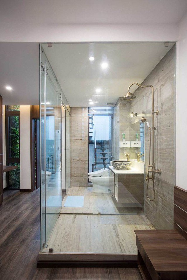 
Phòng tắm ngăn chia với các khu vực khác bằng vách kính và sàn giật cấp.
