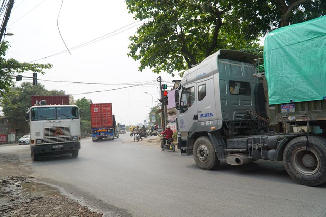 Thời điểm được người dân cho biết là vắng xe nhất trong ngày thì những xe trọng tải lớn như thế này vẫn không ngừng di chuyển.