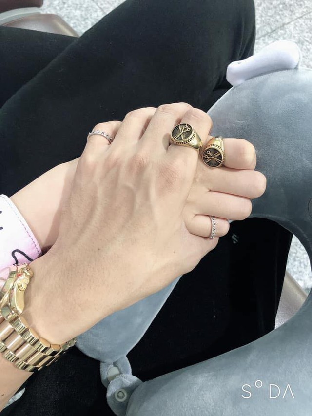 Bình An khiến dân tình ghen tị khi chia sẻ ảnh cả hai đang tay trong tay với chiếc nhẫn đôi 