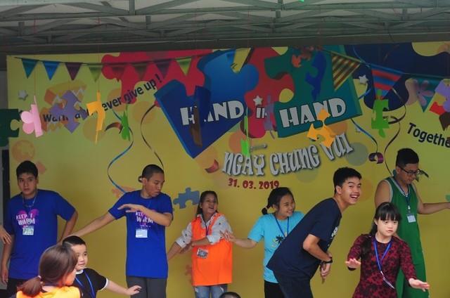 Học sinh tại Trung tâm Hand in hand cũng góp vui bằng một điệu nhảy sôi động.