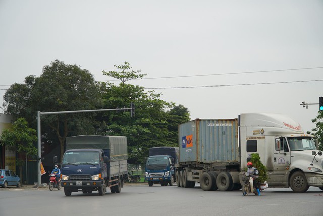 Ngay ngã tư có đủ đèn tín hiệu nhưng khi sang đường người dân vẫn phải chật vật tránh xe to chạy ẩu.