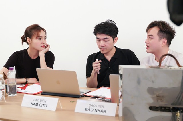 Ngày 18/4, hai đạo diễn Bảo Nhân (phải) - Nam Cito (giữa) tổ chức buổi casting cho bộ phim Gái già lắm chiêu – Tứ đại mỹ nhân. Đây là phần tiền truyện của hai bộ phim điện ảnh Gái già lắm chiêu phần 1 và 2, phơi bày những hào quang lẫn mặt trái của showbiz, xoay quanh một hội bạn thân gồm 4 nhân vật nữ có tên gọi Tứ đại mỹ nhân. Trước đó, êkíp công bố diễn viên Lan Ngọc (trái) và Diễm My đảm nhận vai chính, giờ họ cần casting thêm hai vị trí còn lại.